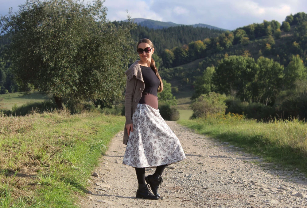 Trojštvrťová hnedo-béžová sukňa