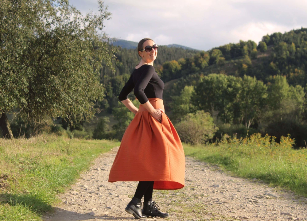 Škoricová úpletová sukňa