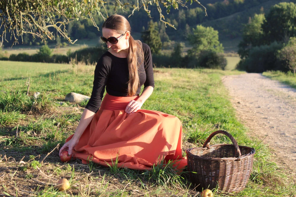 Dlhá oranžová skladaná sukňa