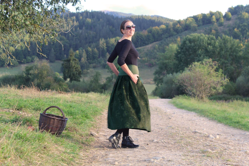 Zelená sukňa s vyšívanými kvetmi