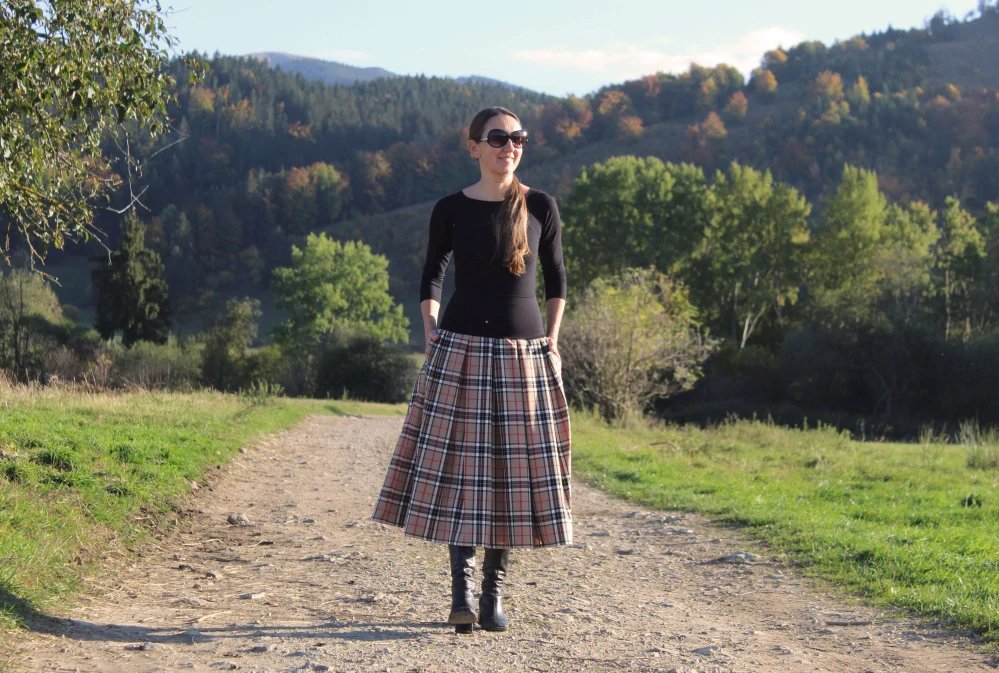 Trojštvrťová sukňa béžová károvaná