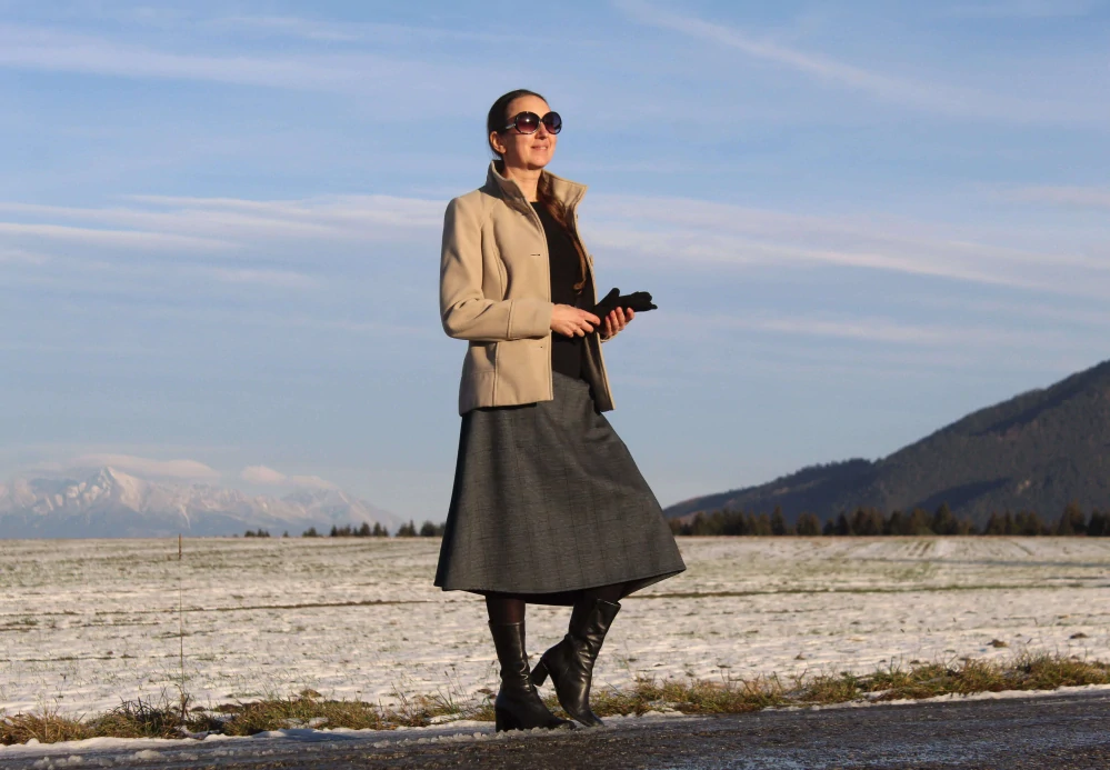 Trojštvrťová sukňa šedo-čierne káro