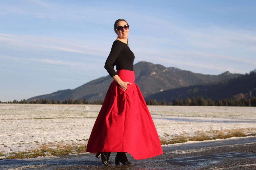 Dlhá červená sukňa z mäkkej kostýmovky s pružným pásom a vreckami