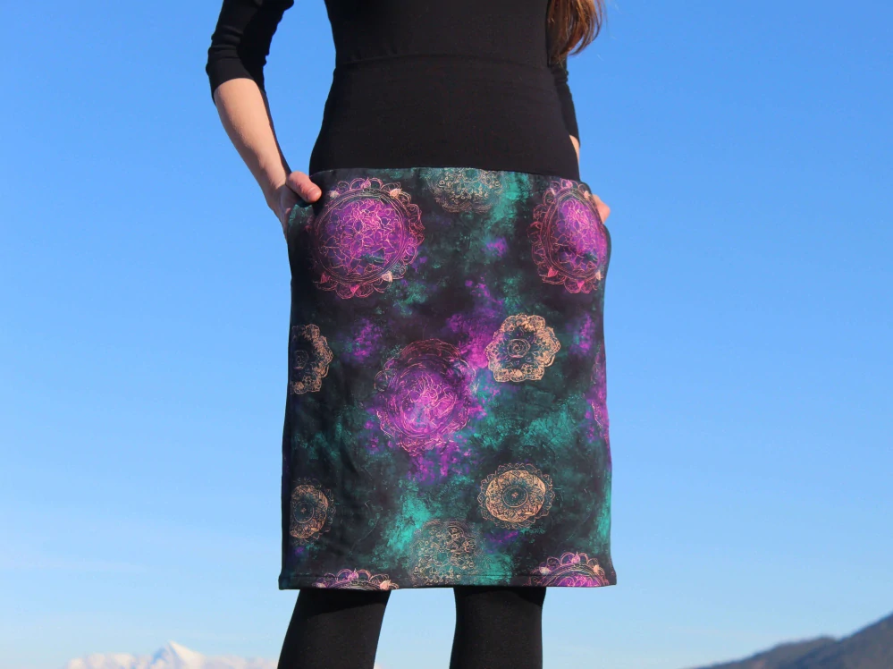 Krátka sukňa "mandaly na čiernej"