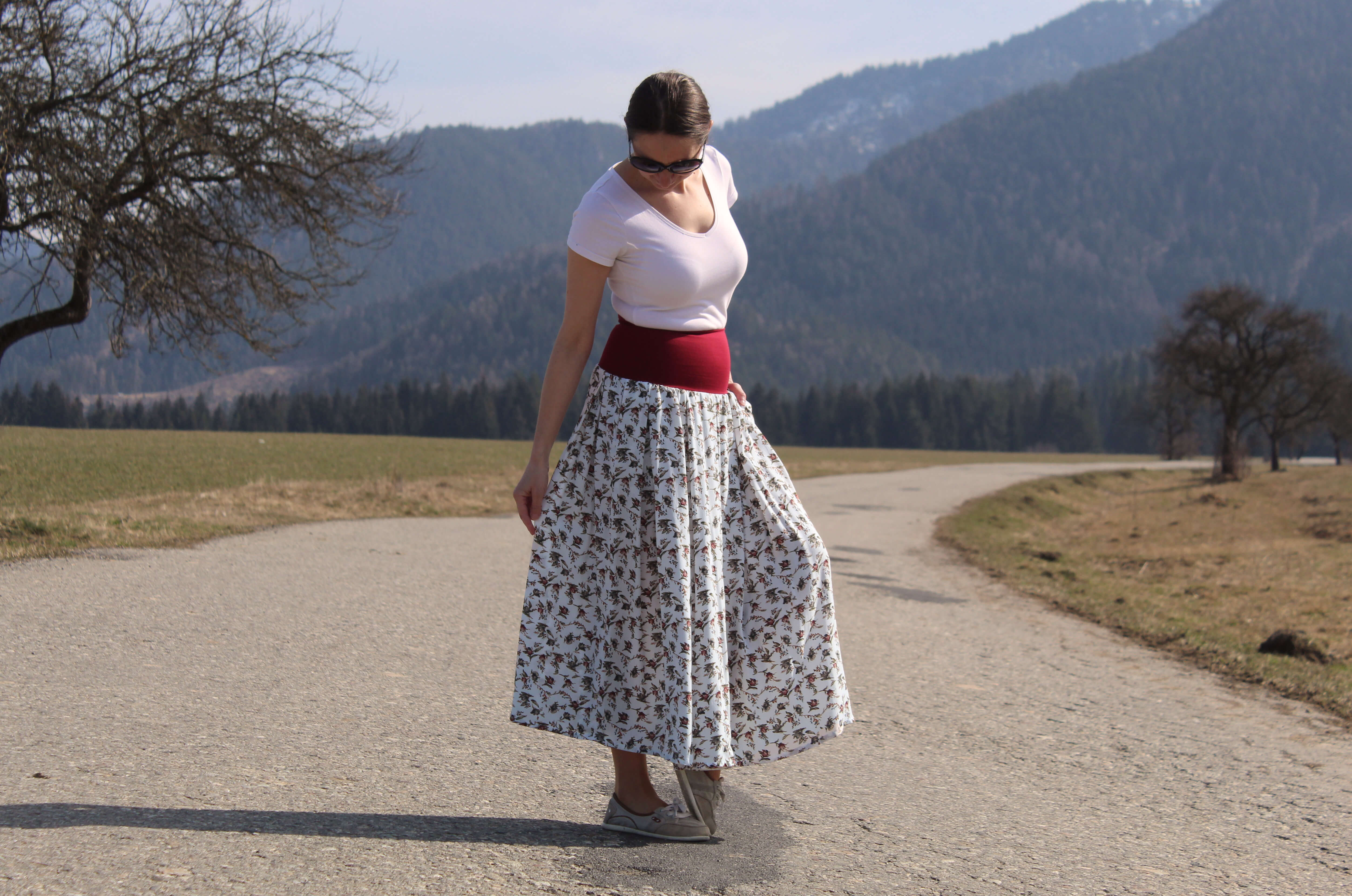 Viskózová sukňa biela s tulipánmi