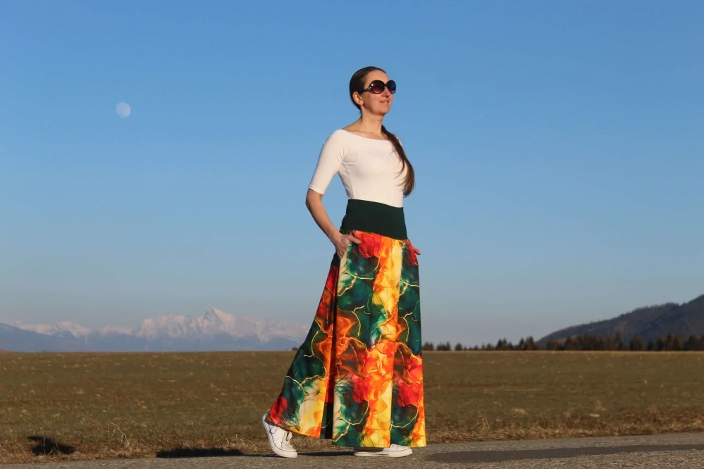 Úpletová sukňa žlto-oranžovo-zelený abstrakt