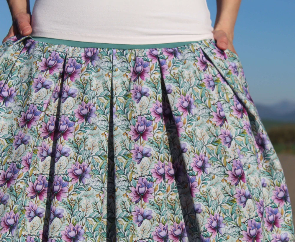 Dlhá skladaná tyrkysovo-fialová sukňa