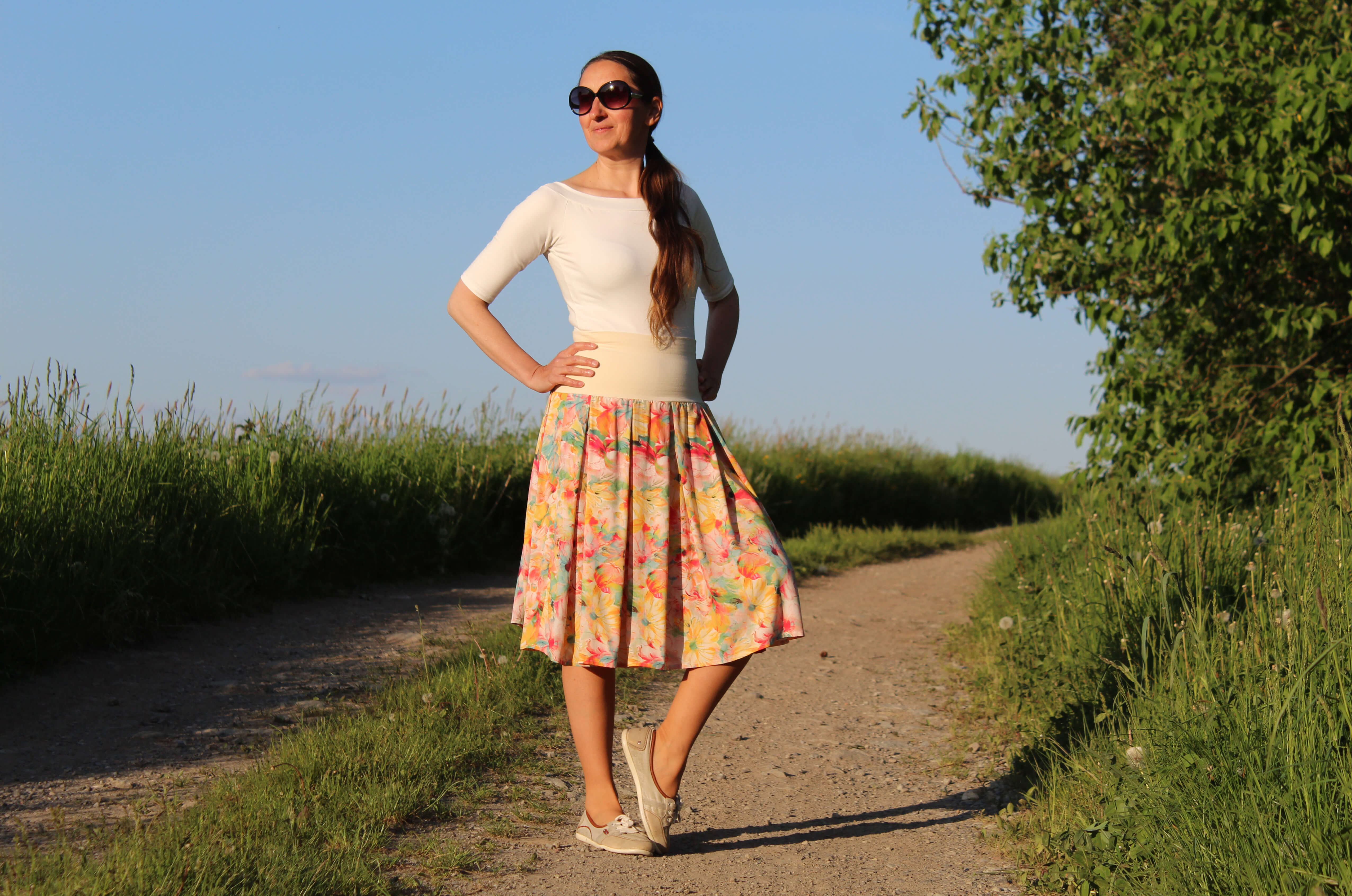 Viskózová sukňa krátka maľované kvetiny