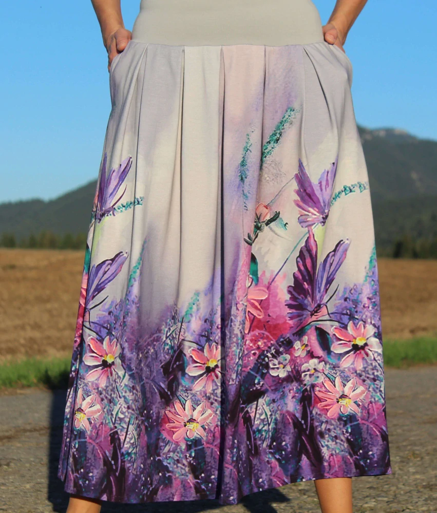 Šedá sukňa s fialovými kvetinami