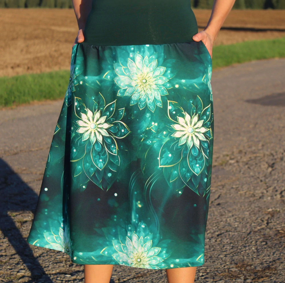 Úpletová sukňa zelená s bielymi kvetmi