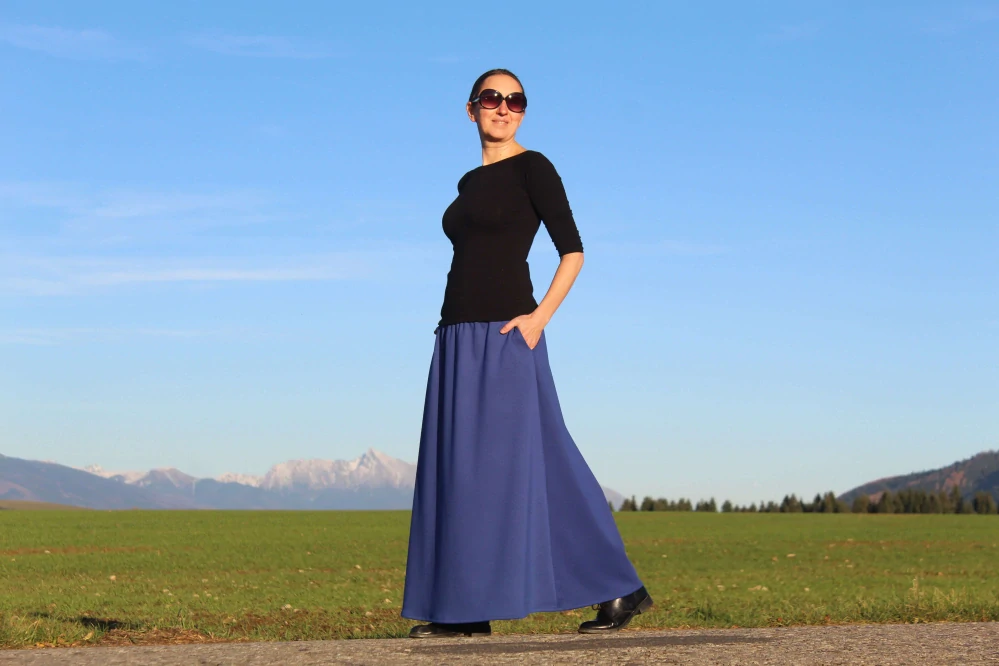 Kráľovsky modrá áčková úpletová sukňa s vreckami