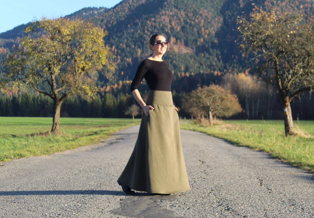 Khaki midi rovná sukňa z bavlnenej teplákoviny s jemným prírodným vzorom a vreckami