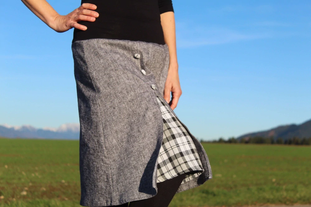 Dvojvrstvová midi áčková sukňa z ľanu a flanelu s rázporkom a látkovými gombíkmi