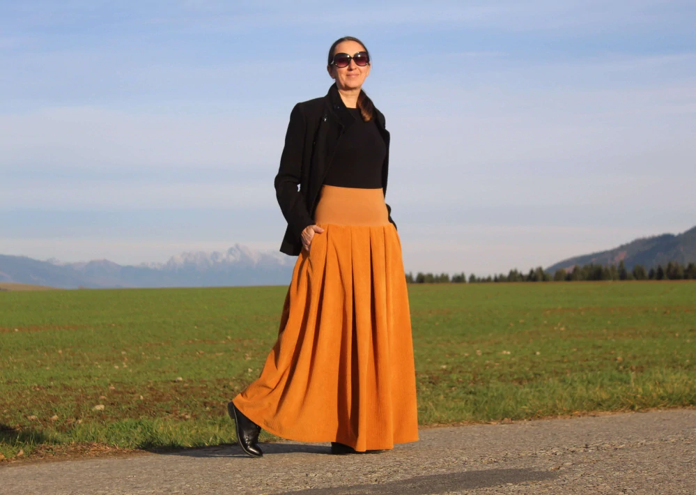 Dlhá karamelovo-hnedá sukňa z mäkkej kostýmovky s vreckami