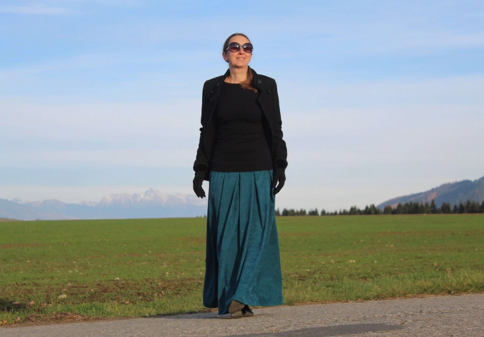 Dlhá petrolejová sukňa z mäkkej kostýmovky s vreckami