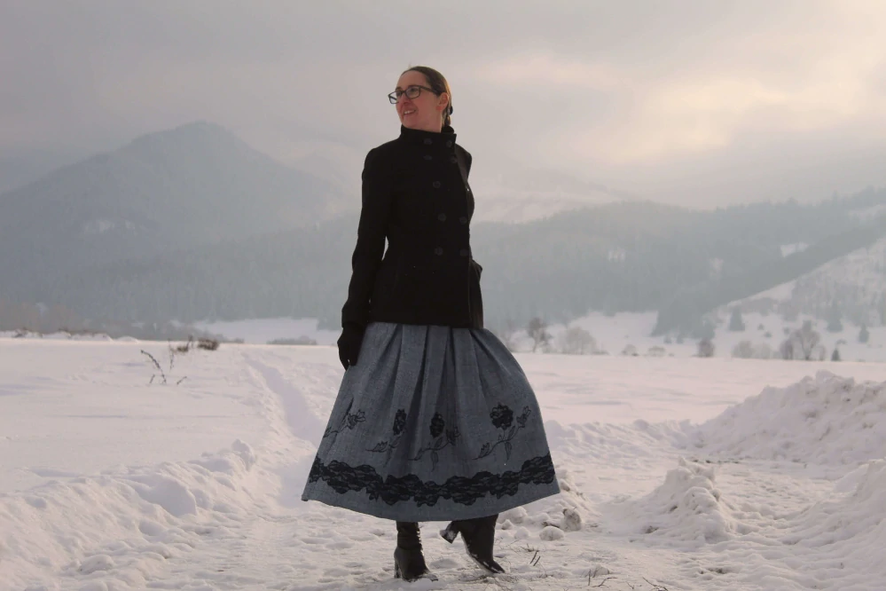 Trojštvrťová šedá sukňa s bordúrou