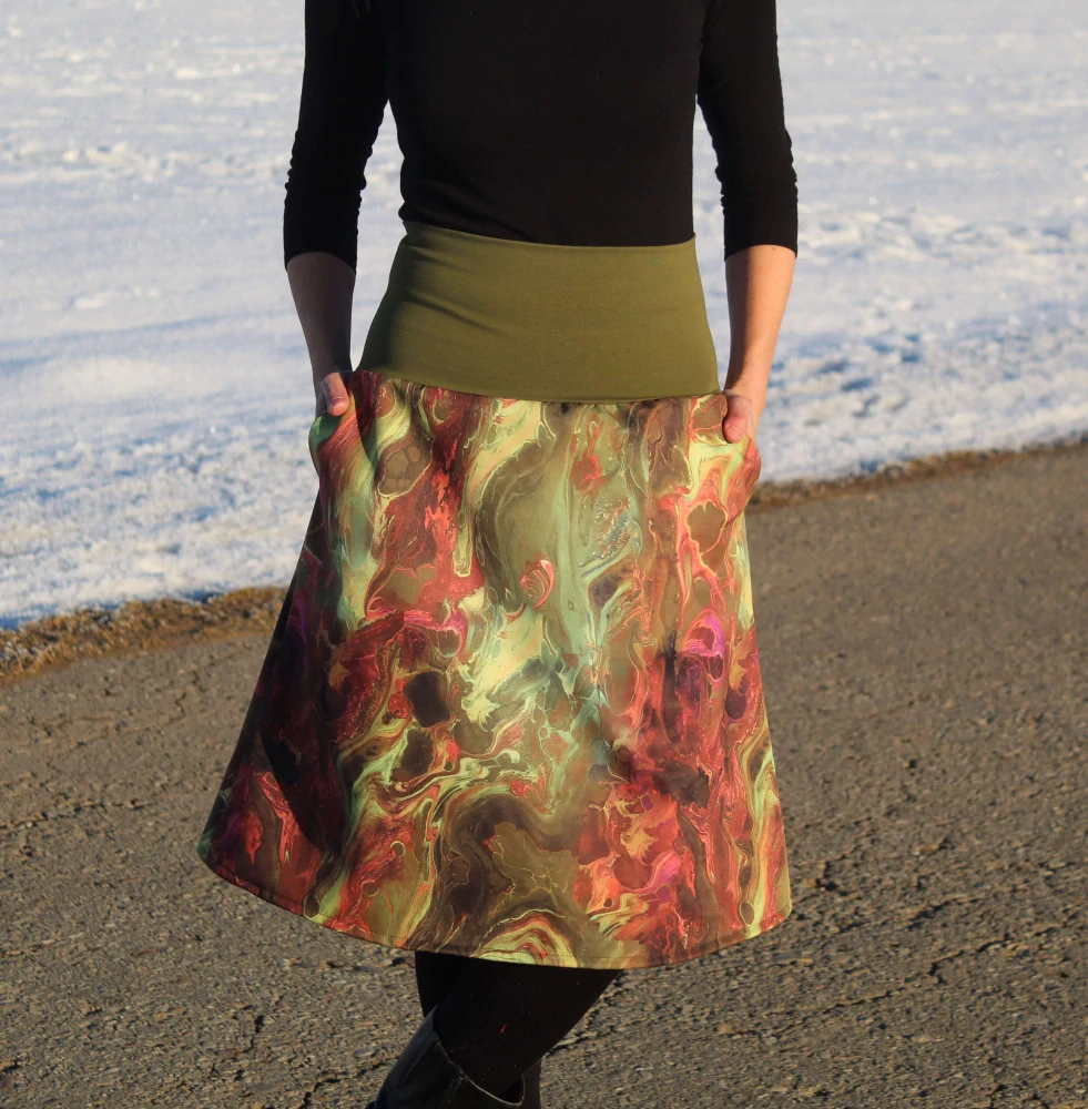 Krátka áčková sukňa zo zeleno-hnedého softshellu