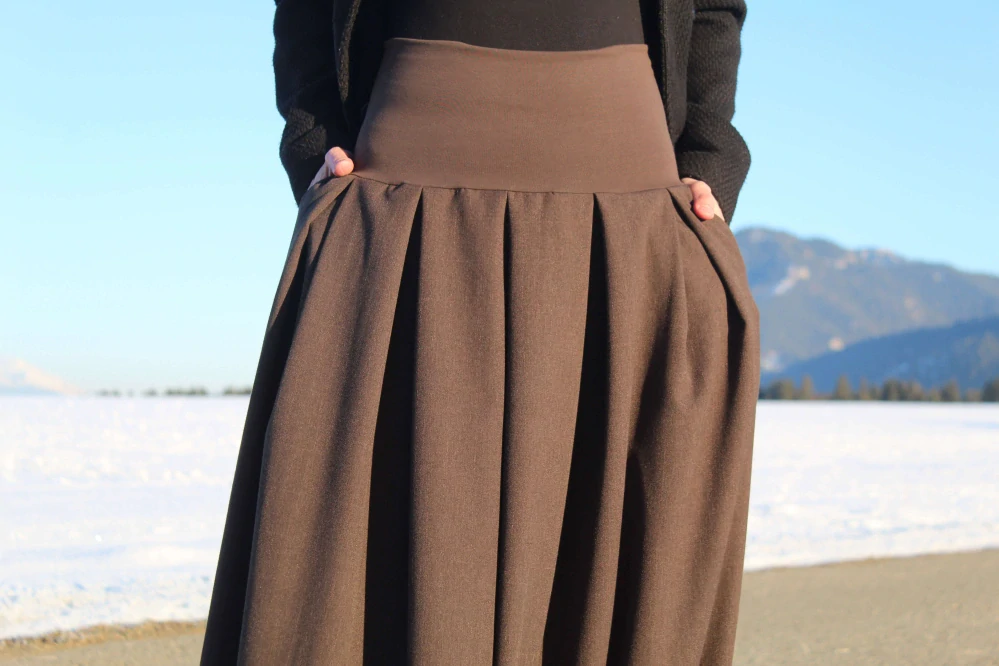 Dlhá hnedá skladaná sukňa s jemným károvaným vzorom