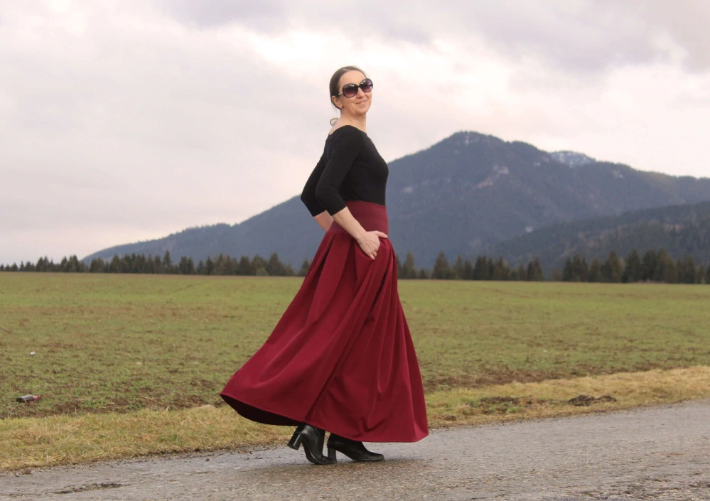 Dlhá bordová skladaná sukňa