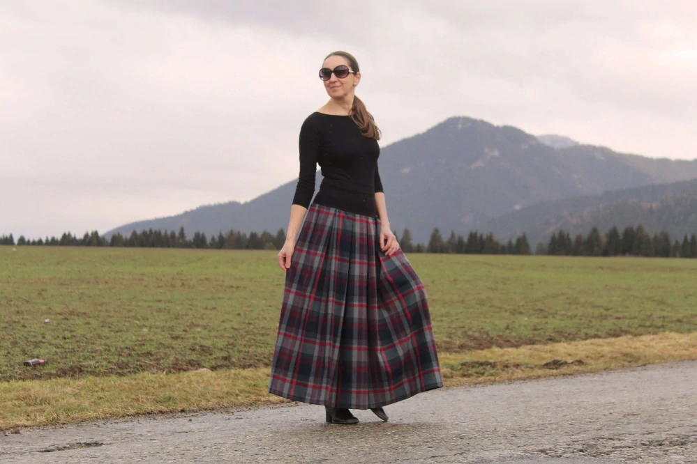 Tmavošedá skladaná károvaná sukňa