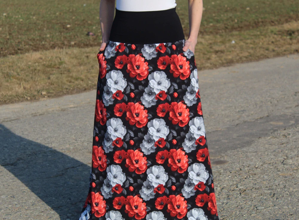 Dlhá čierna áčková sukňa s červenými a bielymi kvetmi
