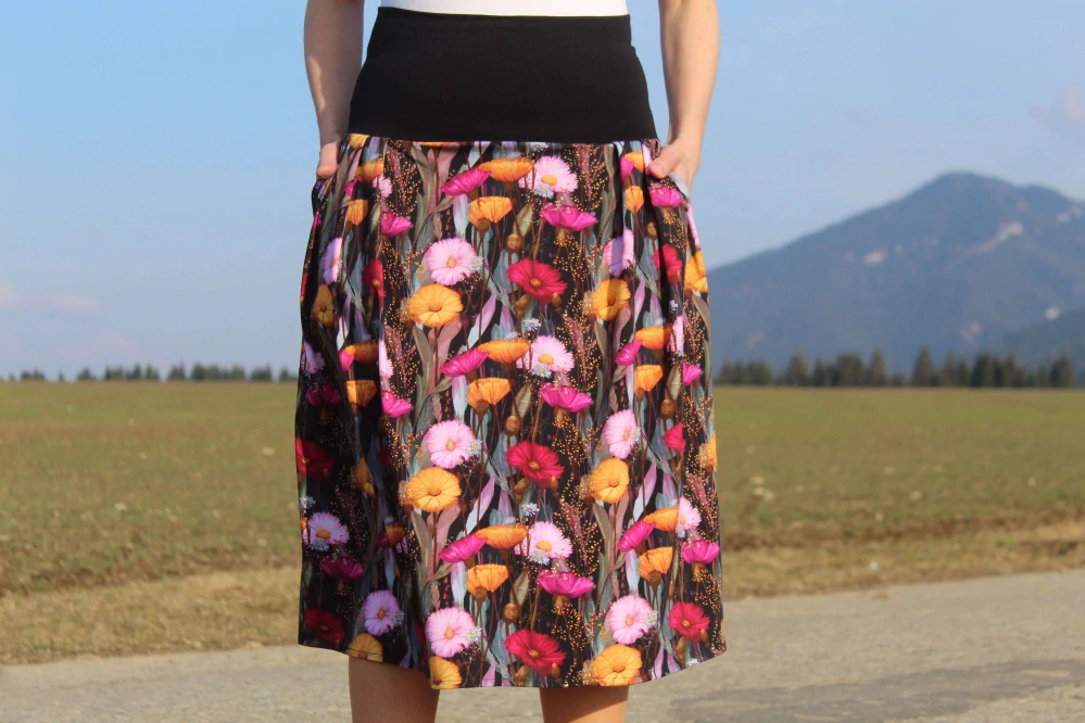 Trojštvrťová čierna úpletová sukňa s farebnými kvetmi