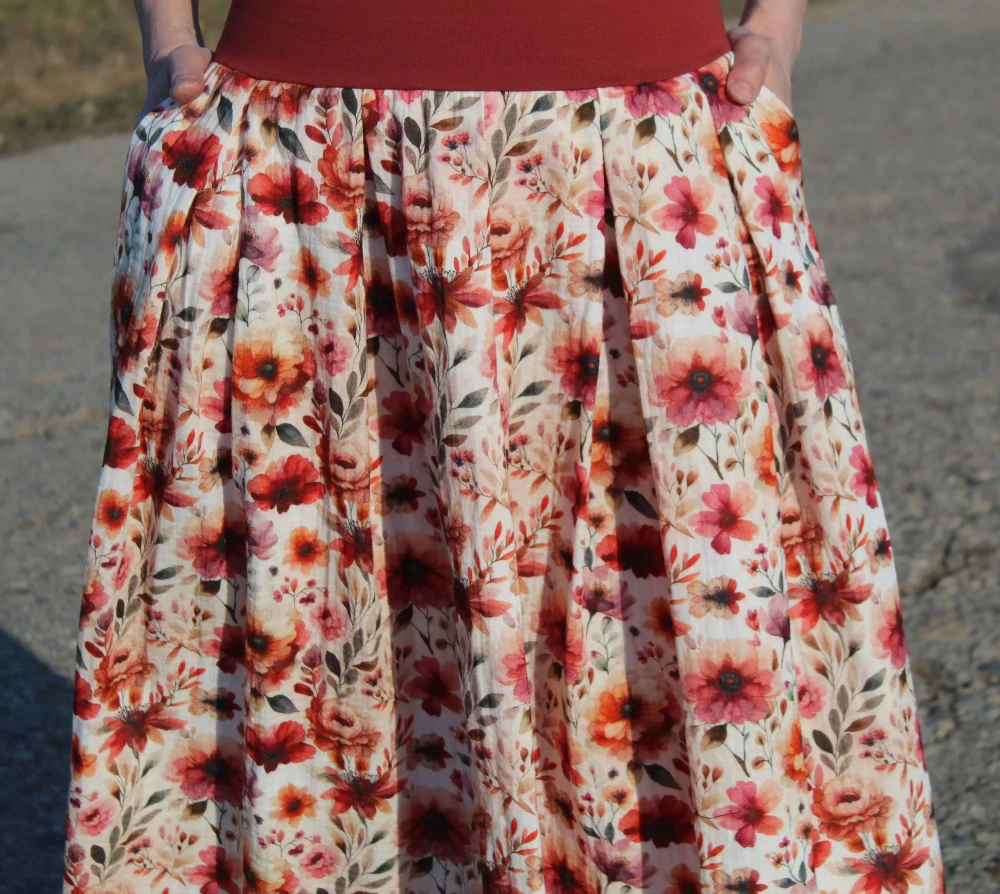 Mušelínová sukňa dlhá – lúčne kvety v tehlových odtieňoch