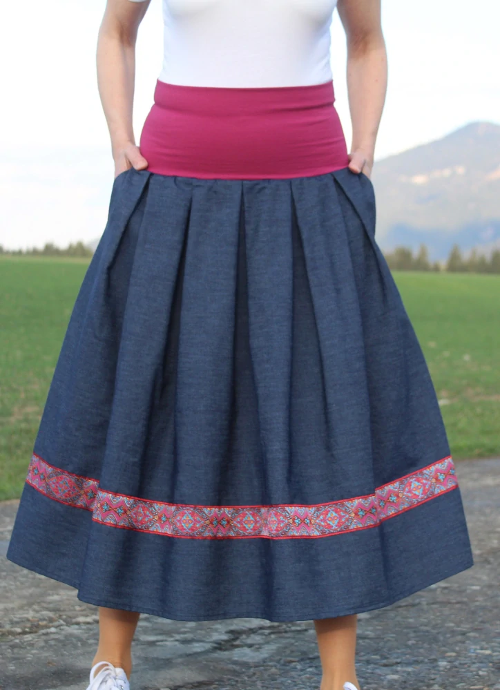 Trojštvrťová skladaná sukňa z bavlnenej rifľoviny so stuhou