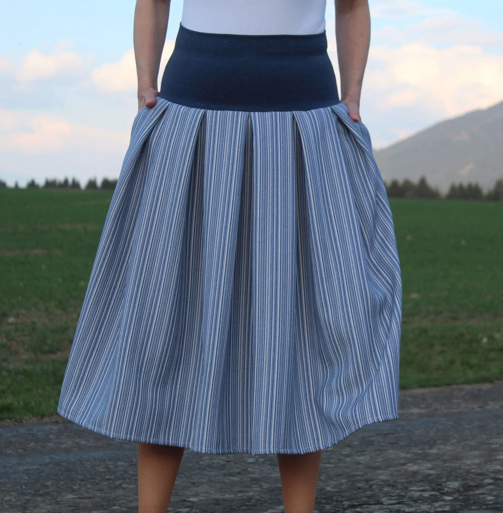 Trojštvrťová modrá prúžkovaná sukňa z kostýmovky 