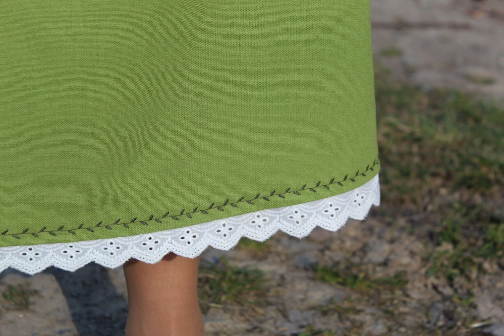 Dlhá áčková sukňa zo zmesového ľanu – svetlozelená s výšivkou a madeirou