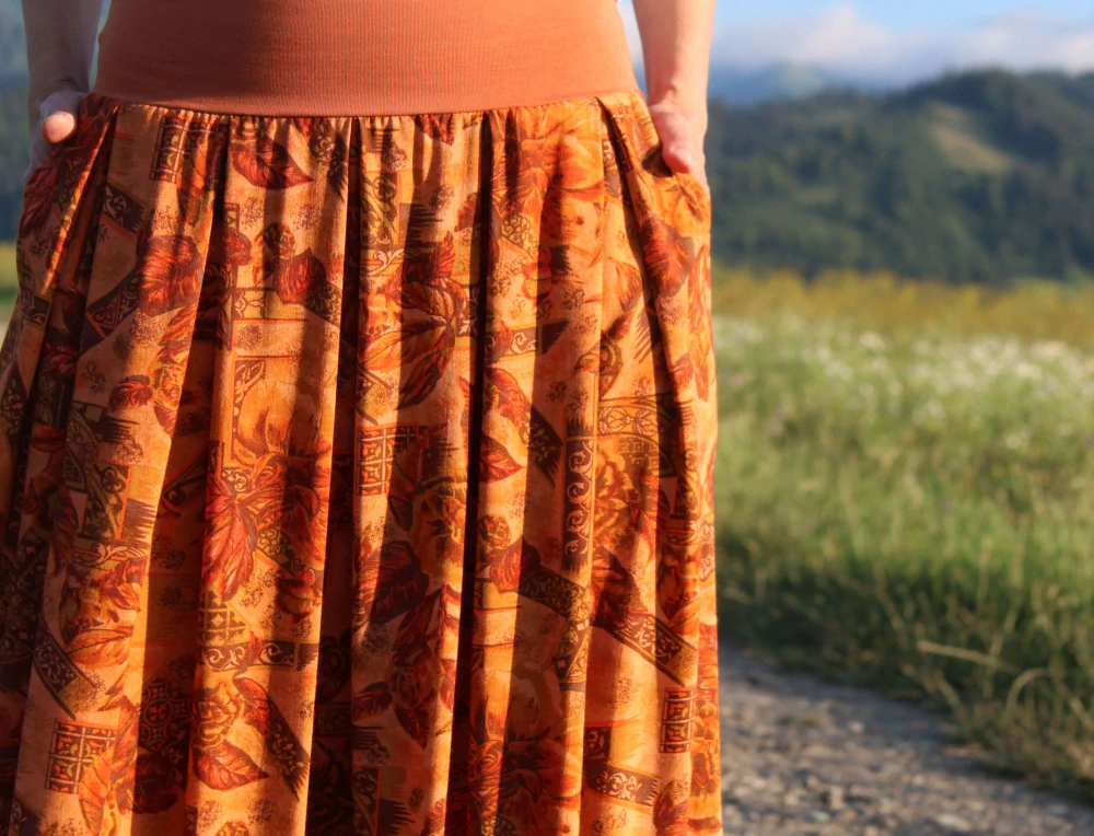 Dlhá viskózová sukňa "Ornamenty na škoricovej"