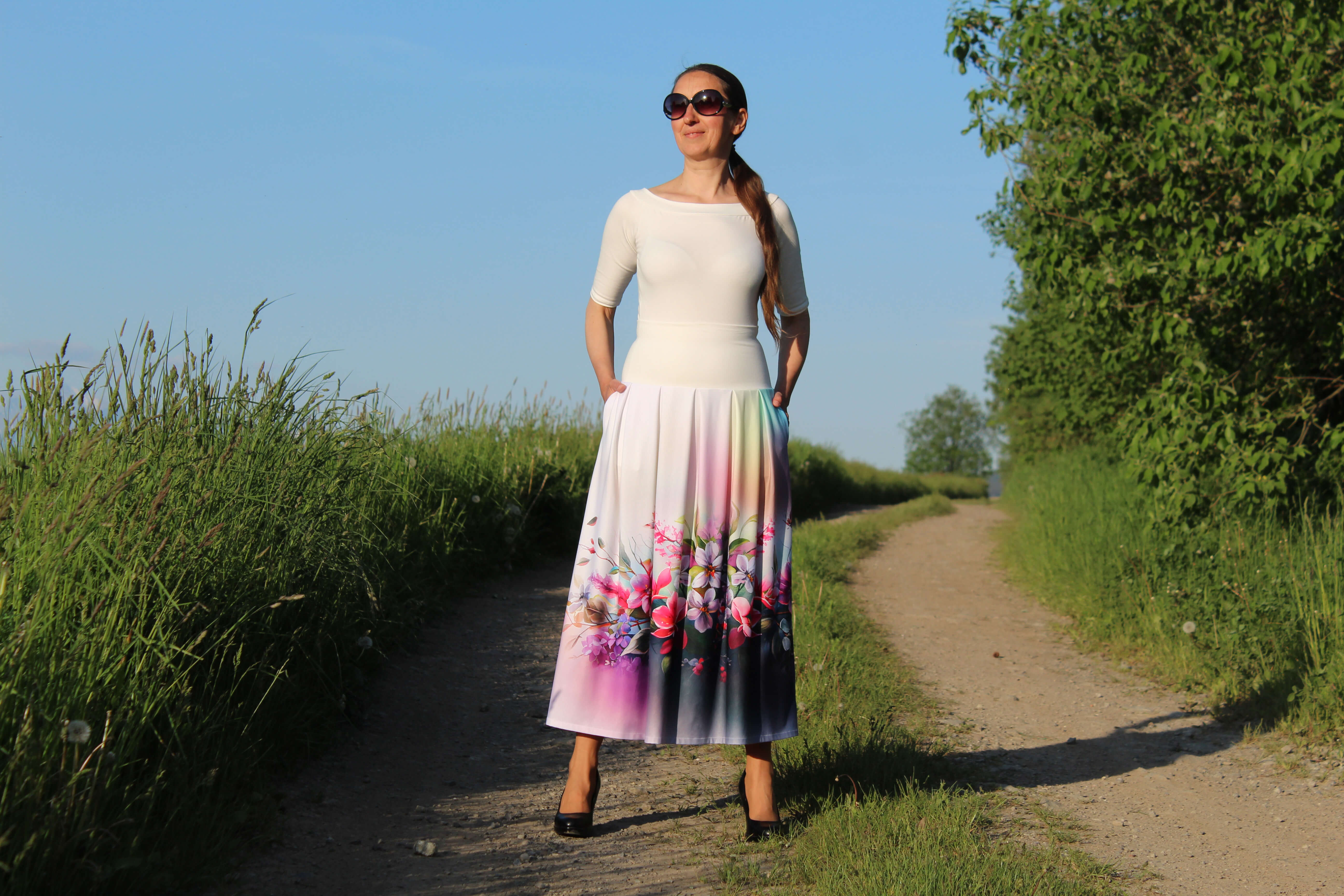 Úpletová sukňa svetlá s kvetinami