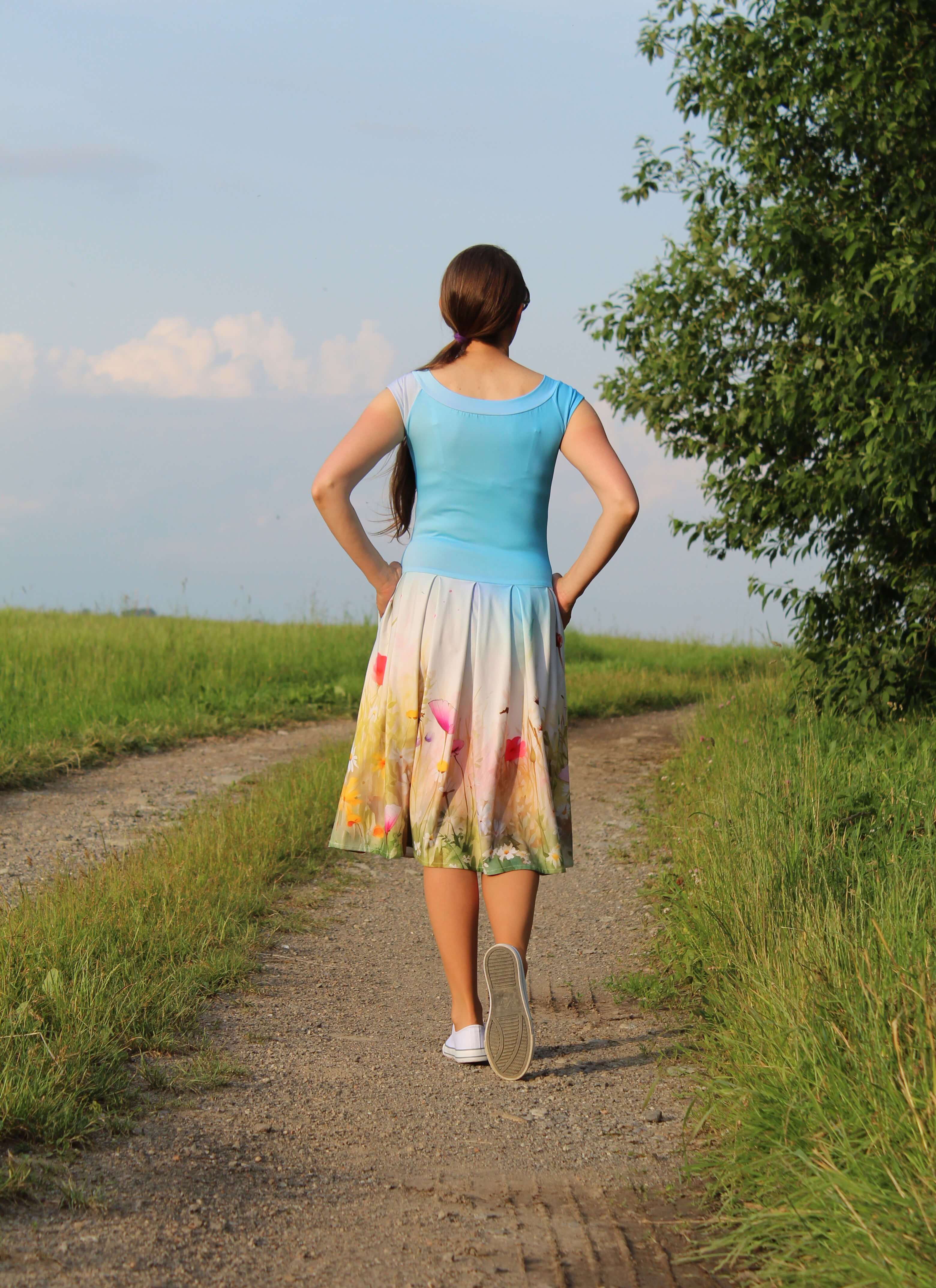 Úpletové šaty modré s kvetinami