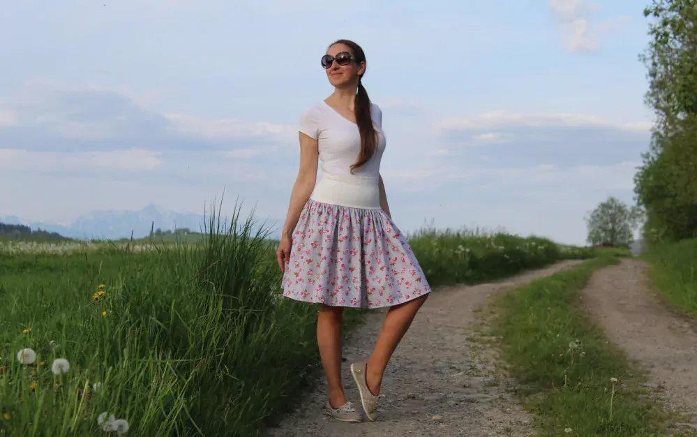 Bavlnená riasená sukňa šedá s ružami