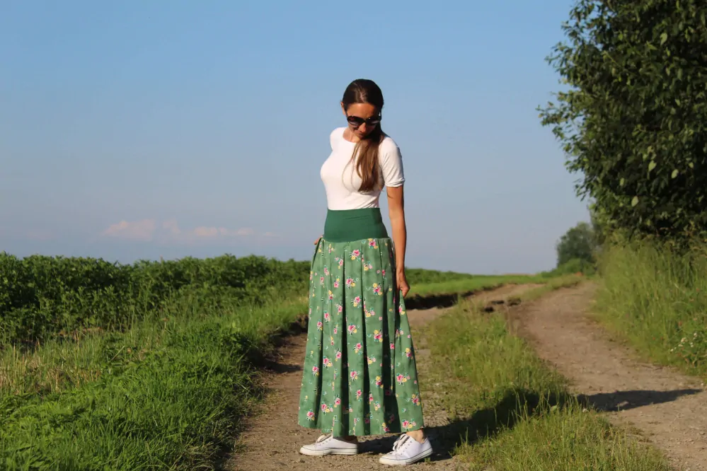 Viskózová sukňa zelená s kvietkami veľ.M