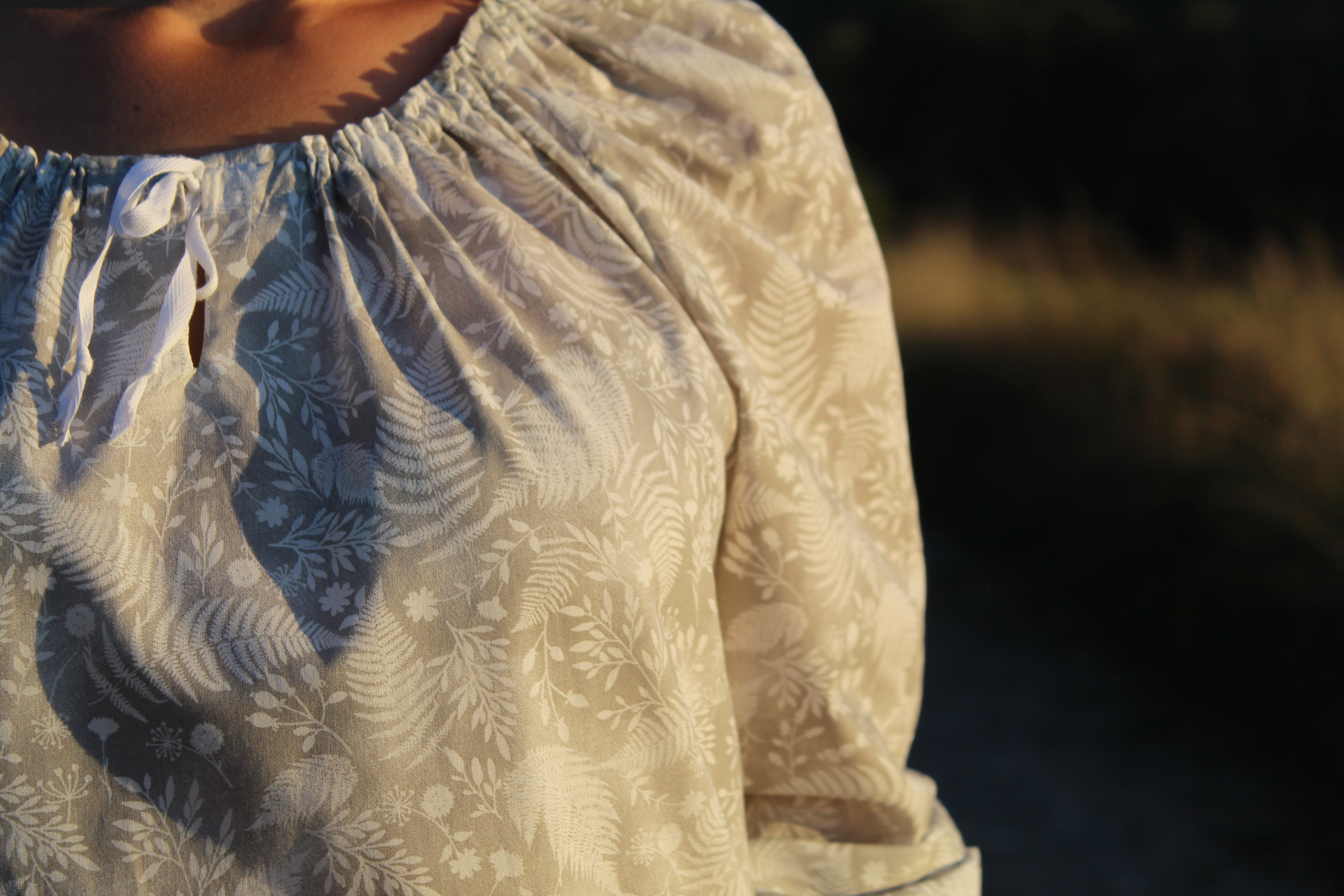 Blúzka svetlošedá s bielymi lístkami