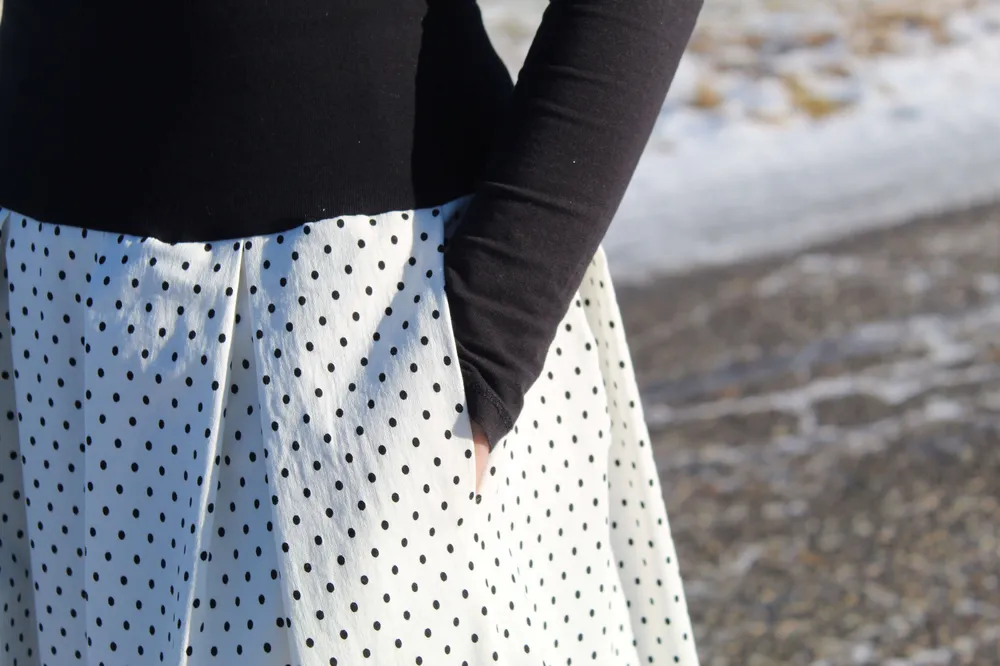Čierno-biela bodkovaná sukňa