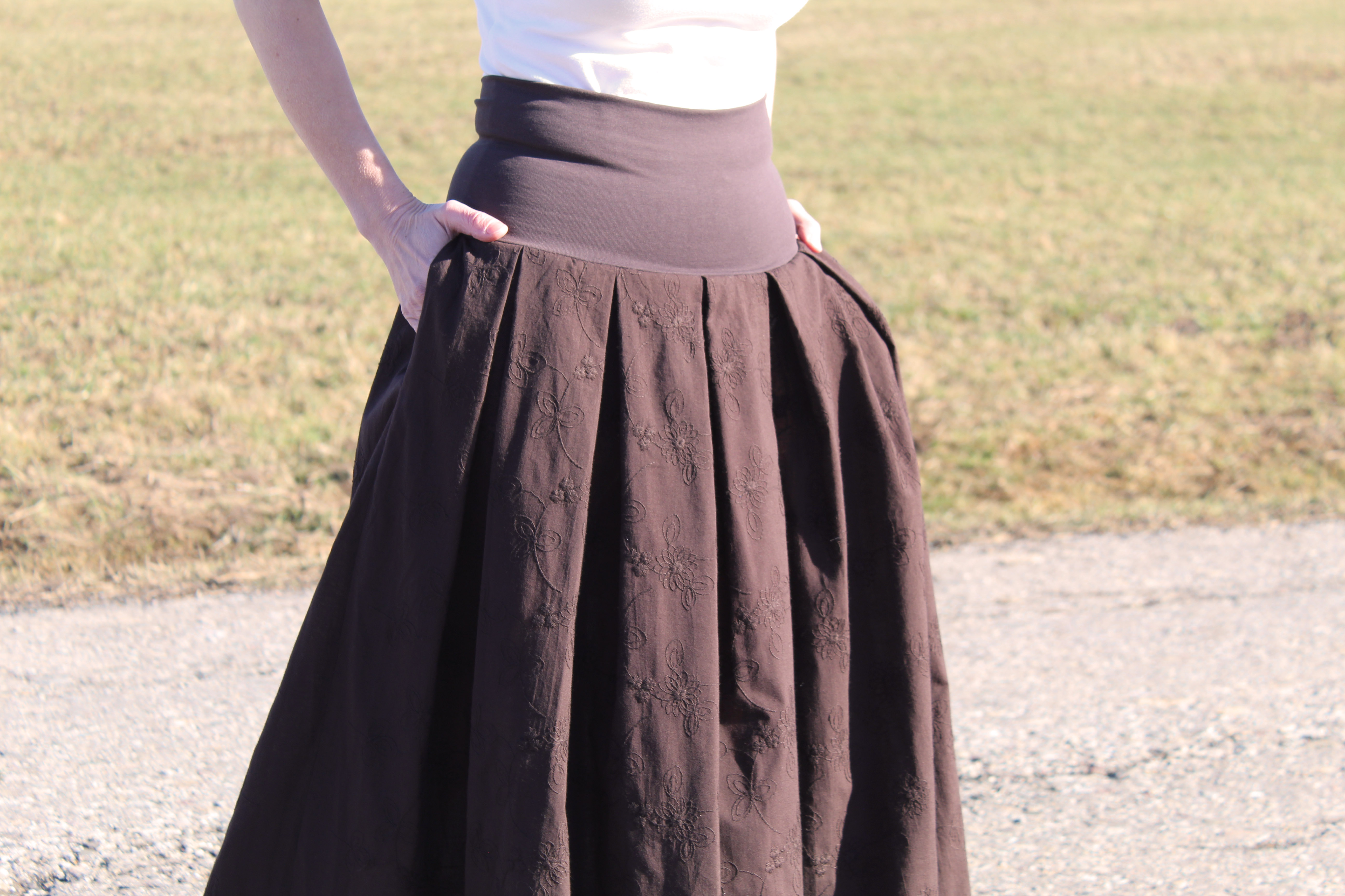 Bavlnená hnedá sukňa s vyšívanými kvetmi 