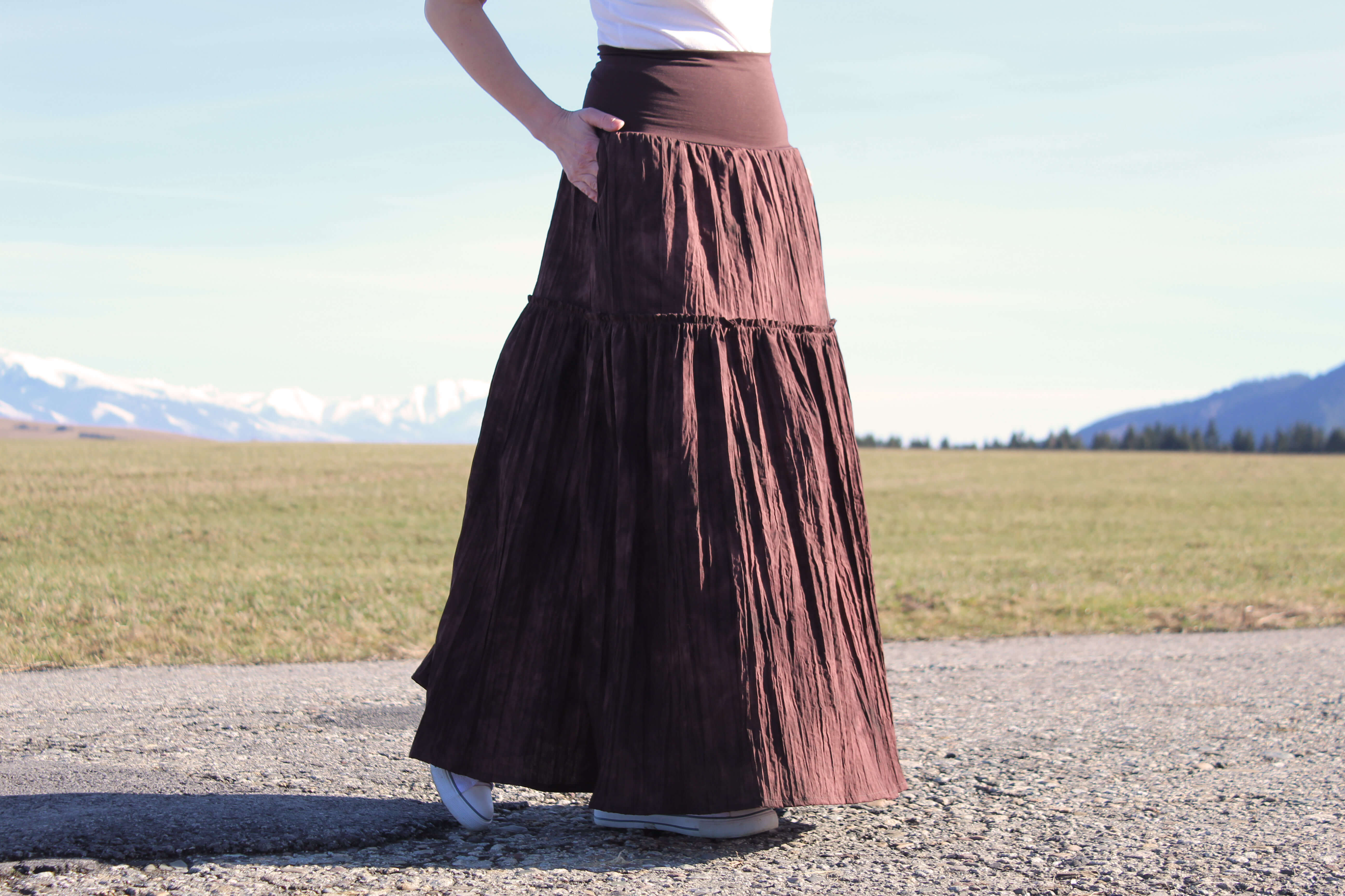 Krešovaná hnedá volánová sukňa