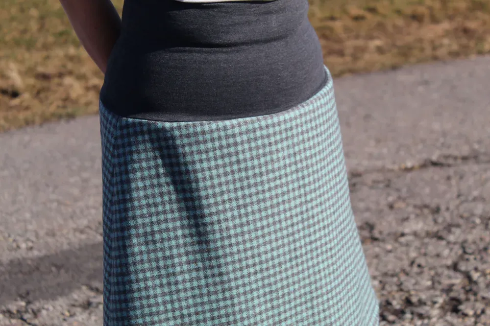 Krátka tyrkysovo-šedá dvojvrstvová sukňa