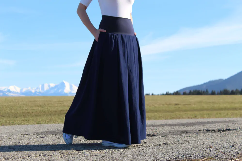 Mušelínová skladaná sukňa tmavomodrá