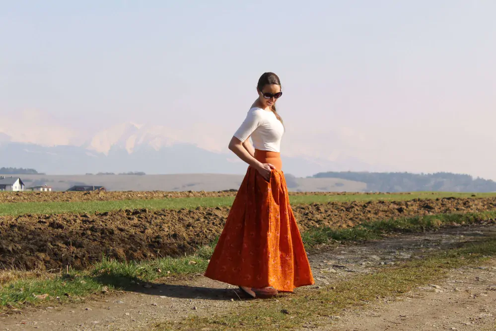 Mušelínová skladaná sukňa škoricová s kvetmi