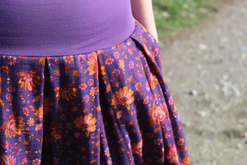 Mušelínová skladaná sukňa fialová s kvetmi