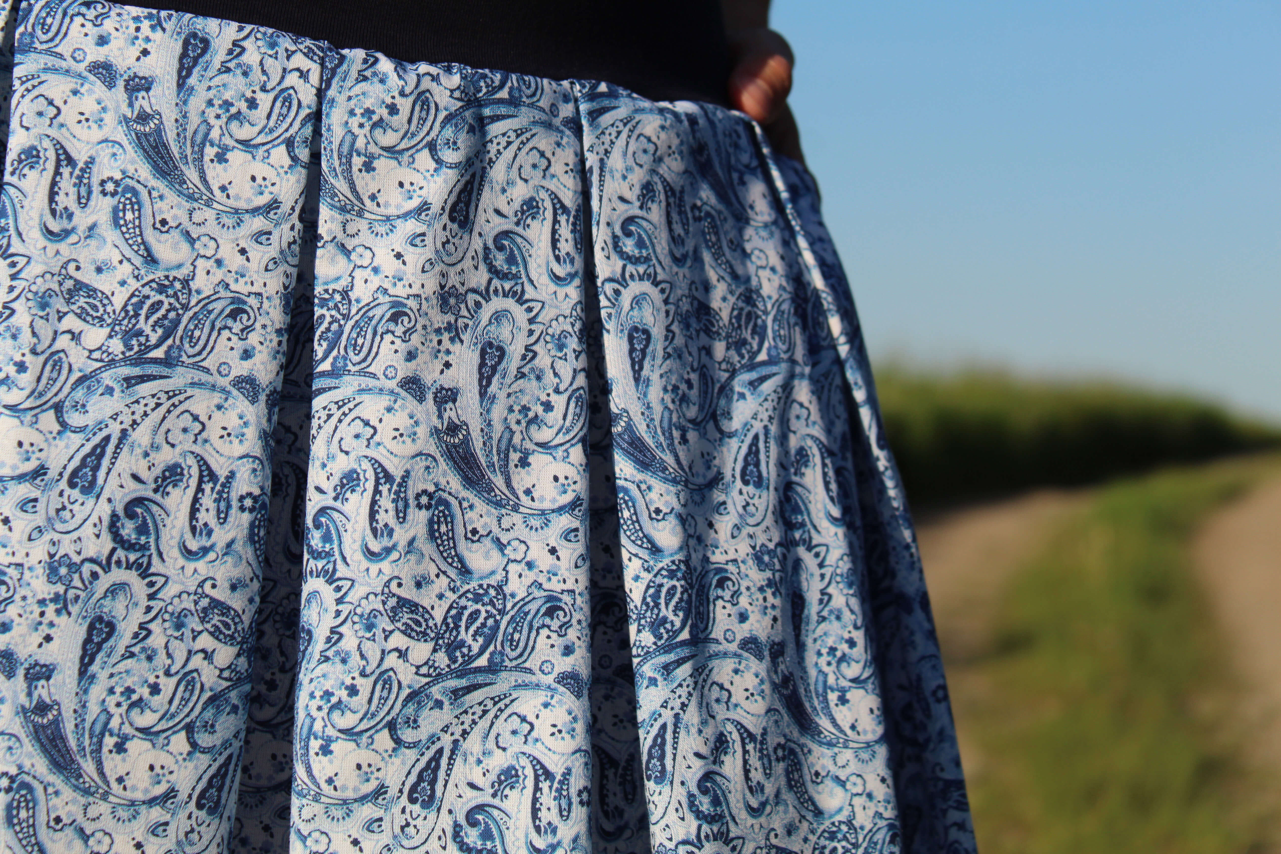 Bavlnená skladaná sukňa modré paisley