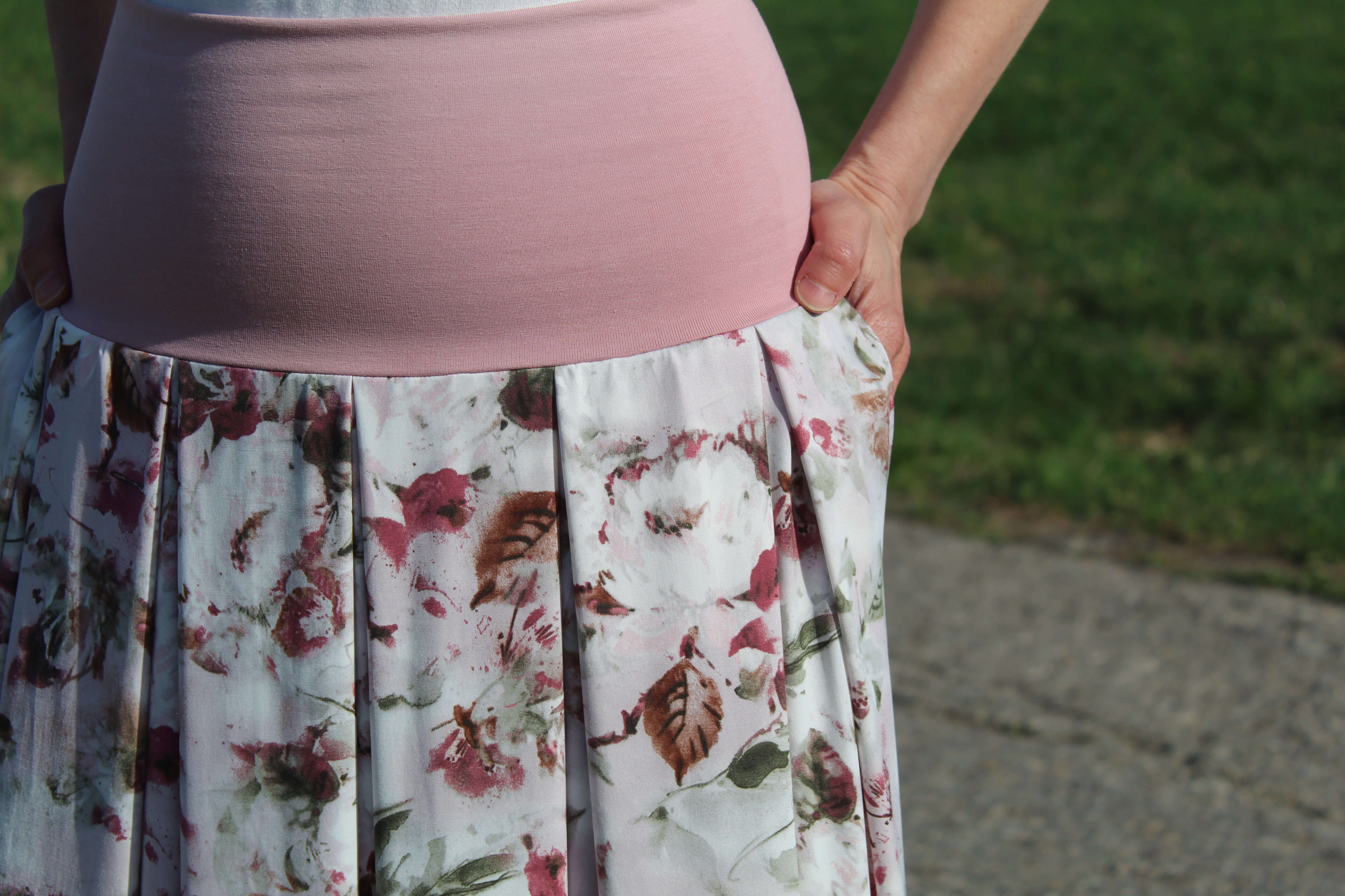 Úpletová skladaná sukňa s kvetinami