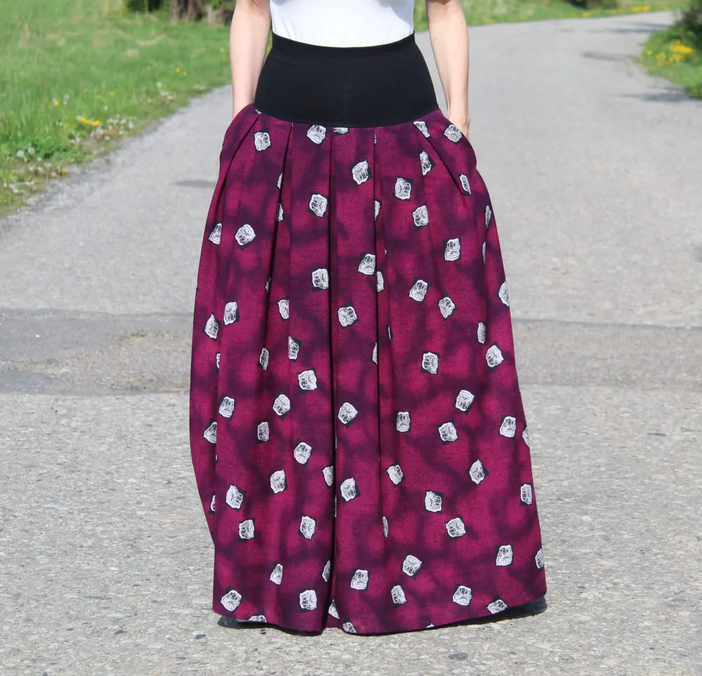 Viskózová sukňa fialová s čiernymi lístkami