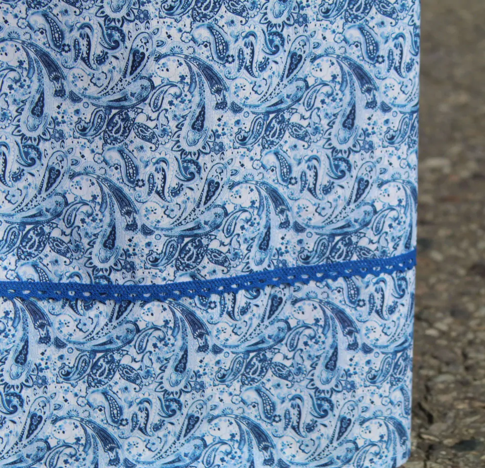 Dlhá bavlnená sukňa biela s modrým paisley a krajkou