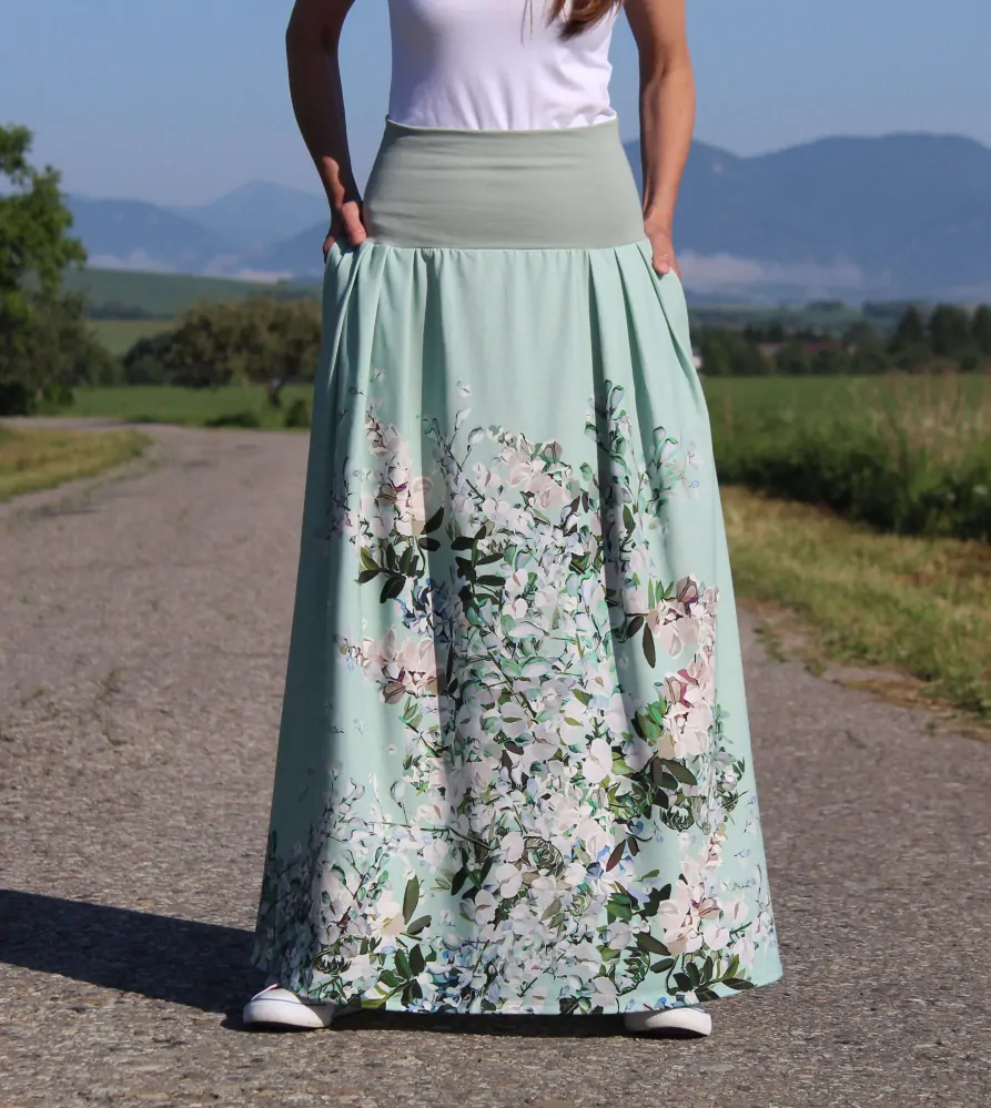Úpletová sukňa mentolova s bielymi kvetmi