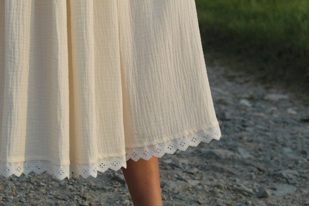 Trojštvrťová smotanová mušelínová sukňa
