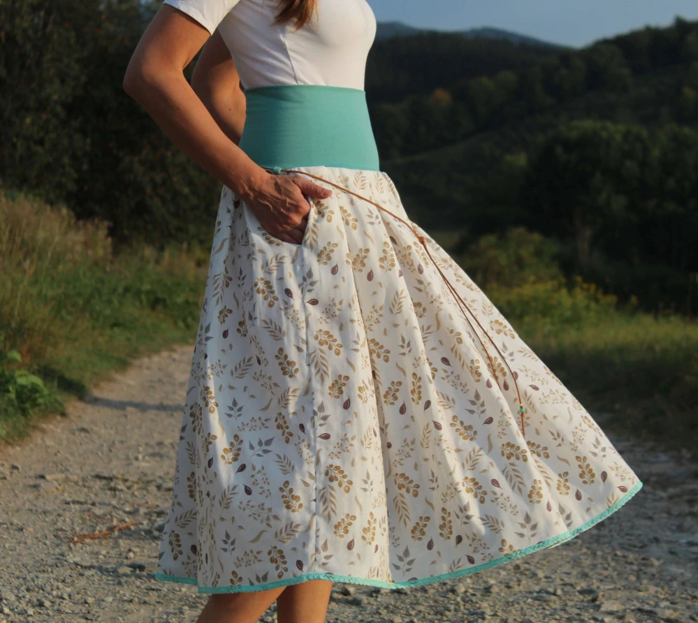 Trojštvrťová bielo-hnedo-mentolová mušelínová sukňa